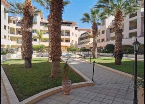 Queens Garden Walking Distance To The Beach 파포스 외부 사진