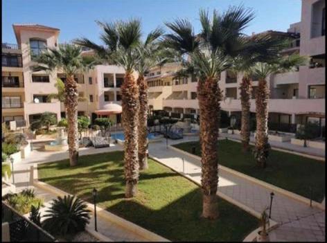 Queens Garden Walking Distance To The Beach 파포스 외부 사진