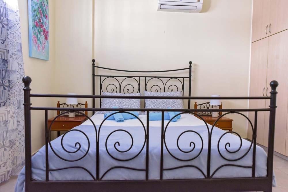 Queens Garden Walking Distance To The Beach 파포스 외부 사진