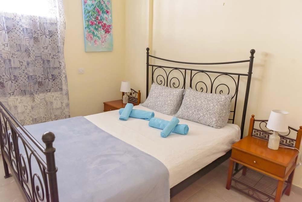 Queens Garden Walking Distance To The Beach 파포스 외부 사진