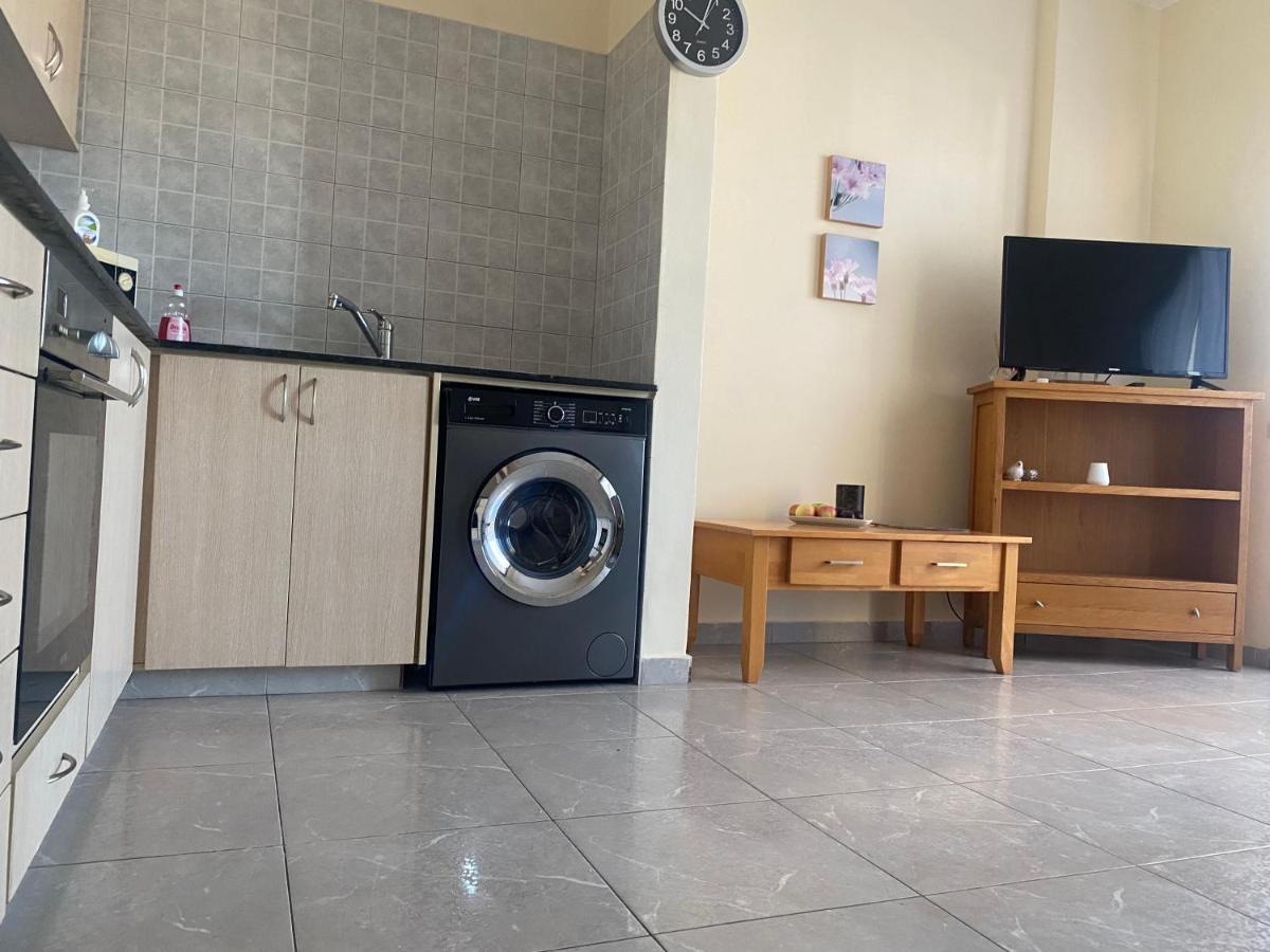 Queens Garden Walking Distance To The Beach 파포스 외부 사진